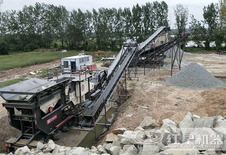 兩臺(tái)移動(dòng)粉碎機(jī)聯(lián)合作業(yè)現(xiàn)場(chǎng) 兩臺(tái)移動(dòng)粉碎機(jī)聯(lián)合作業(yè)現(xiàn)場(chǎng)