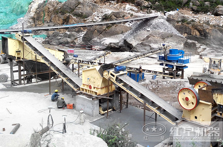 石灰石粉碎機(jī)現(xiàn)場(chǎng) 石灰石粉碎機(jī)現(xiàn)場(chǎng)