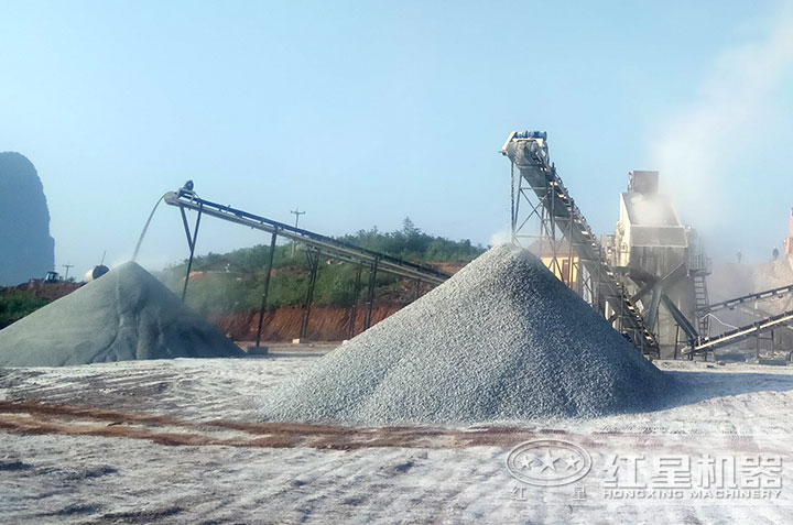 石灰石粉碎機(jī)現(xiàn)場(chǎng) 石灰石粉碎機(jī)現(xiàn)場(chǎng)