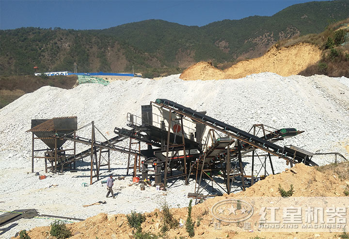 單臺(tái)流動(dòng)石子破碎機(jī)作業(yè)現(xiàn)場(chǎng) 單臺(tái)流動(dòng)石子破碎機(jī)作業(yè)現(xiàn)場(chǎng)