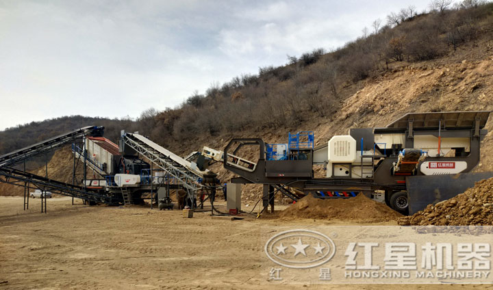 時(shí)產(chǎn)200噸移動(dòng)破碎設(shè)備生產(chǎn)現(xiàn)場，運(yùn)行平穩(wěn)，不間斷作業(yè)
