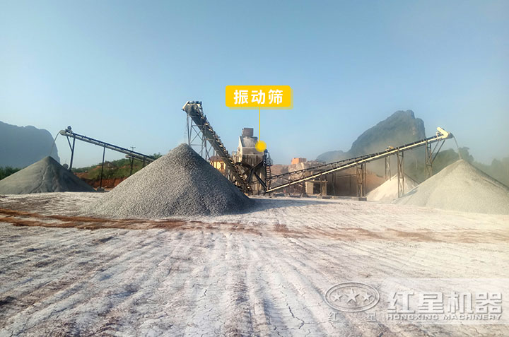 振動篩作業(yè)現(xiàn)場 振動篩作業(yè)現(xiàn)場