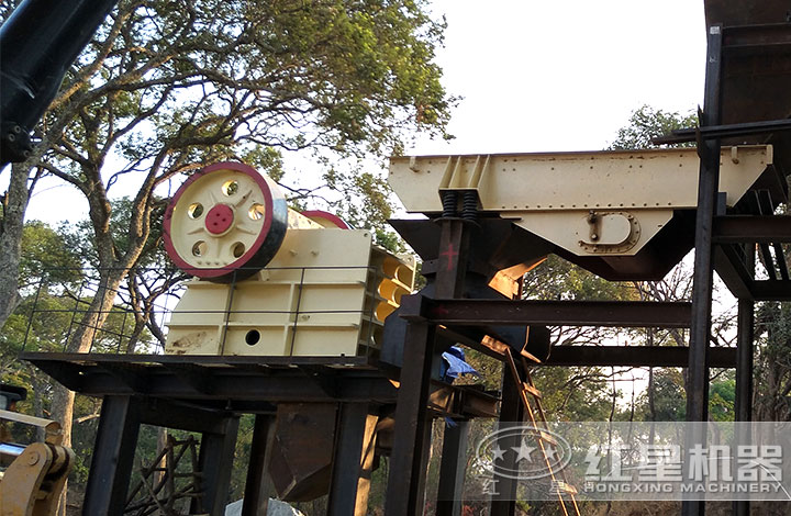 顎式粉碎機(jī)作業(yè)現(xiàn)場(chǎng) 顎式粉碎機(jī)作業(yè)現(xiàn)場(chǎng)
