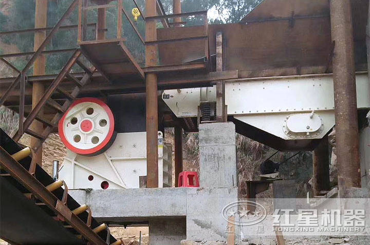 顎式粉碎機(jī)作業(yè)現(xiàn)場(chǎng) 顎式粉碎機(jī)作業(yè)現(xiàn)場(chǎng)