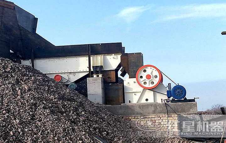 顎式粉碎機(jī)作業(yè)現(xiàn)場(chǎng) 顎式粉碎機(jī)作業(yè)現(xiàn)場(chǎng)