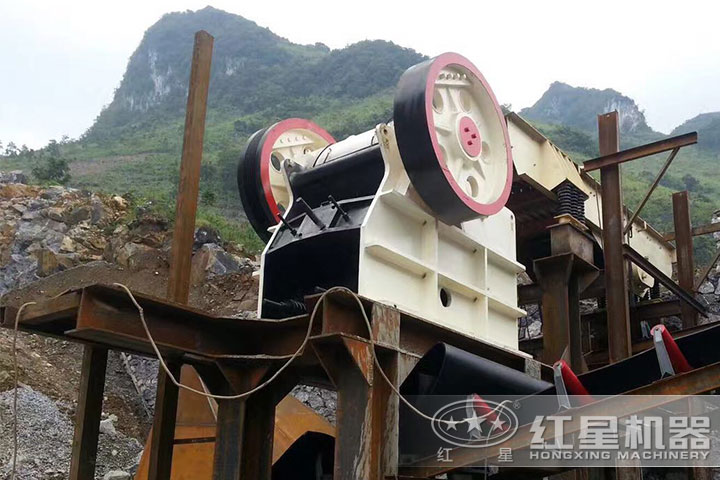 玄武巖顎式破碎機(jī)現(xiàn)場 玄武巖顎式破碎機(jī)現(xiàn)場