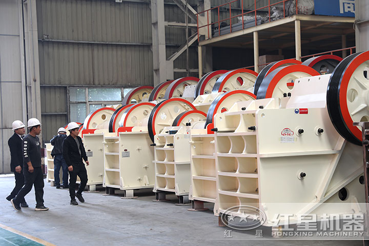 用戶到廠考察玄武巖顎式破碎機(jī) 用戶到廠考察玄武巖顎式破碎機(jī)