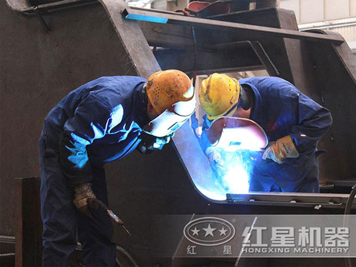 車間生產(chǎn)加工移動破碎機(jī)，每一臺設(shè)備都是匠心打造