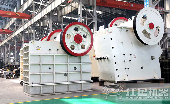 顎式破碎機(jī)實(shí)拍圖，型號多樣，價(jià)格在10-80萬之間