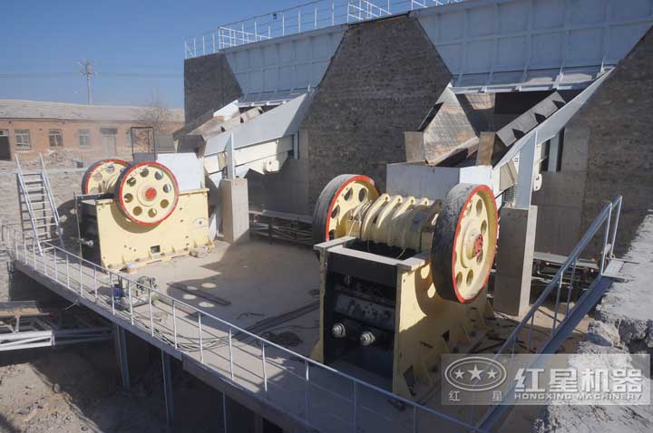 河北制砂生產(chǎn)現(xiàn)場，兩臺顎破同時有效生產(chǎn)