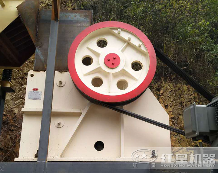 HD德版顎式破碎機作業(yè)現(xiàn)場 HD德版顎式破碎機作業(yè)現(xiàn)場