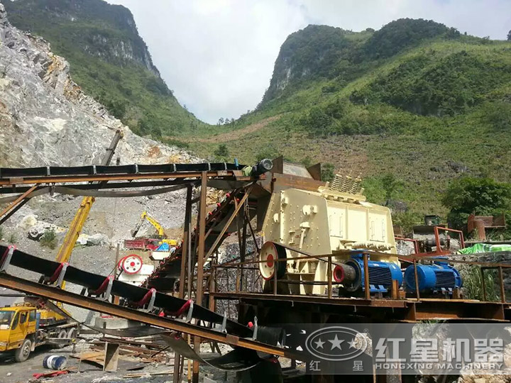 反擊式破碎機生產現(xiàn)場 反擊式破碎機生產現(xiàn)場