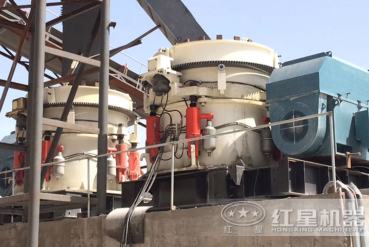 圓錐式破碎機(jī)作業(yè)現(xiàn)場(chǎng) 圓錐式破碎機(jī)作業(yè)現(xiàn)場(chǎng)