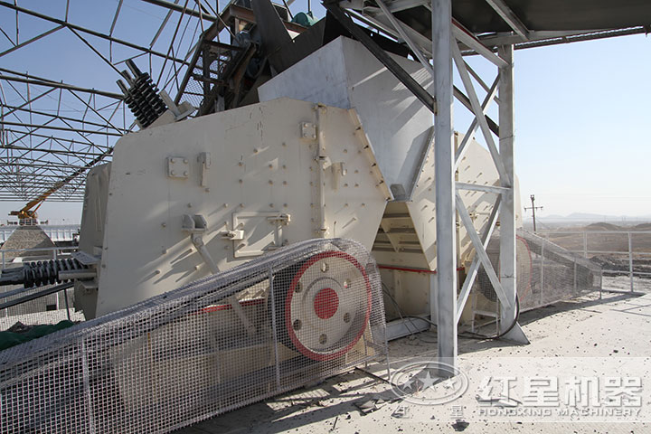 反擊式破碎機(jī)作業(yè)現(xiàn)場(chǎng) 反擊式破碎機(jī)作業(yè)現(xiàn)場(chǎng)