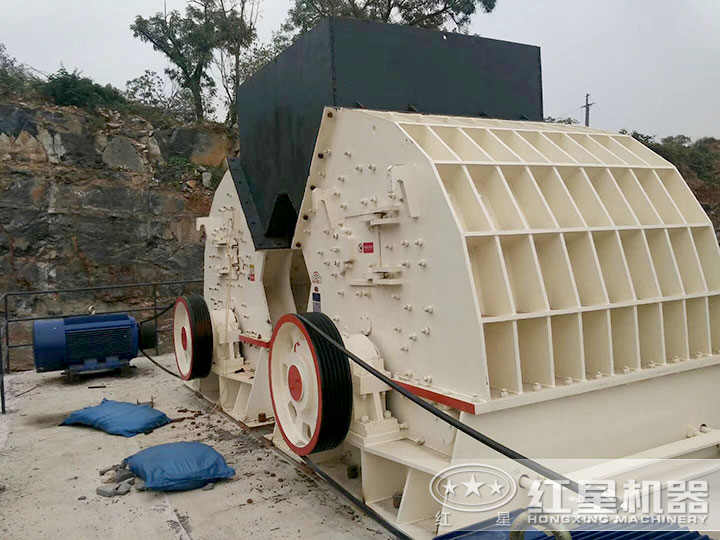 重錘式破碎機(jī)作業(yè)現(xiàn)場(chǎng) 重錘式破碎機(jī)作業(yè)現(xiàn)場(chǎng)