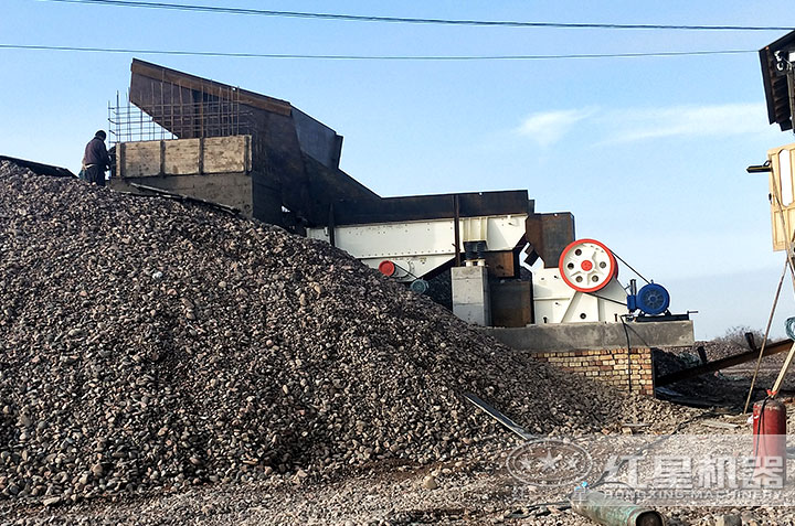 顎式破碎機作業(yè)現(xiàn)場成品物料 顎式破碎機作業(yè)現(xiàn)場成品物料