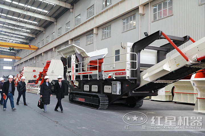 客戶到廠參觀能移動(dòng)的小型碎石機(jī) 客戶到廠參觀能移動(dòng)的小型碎石機(jī)