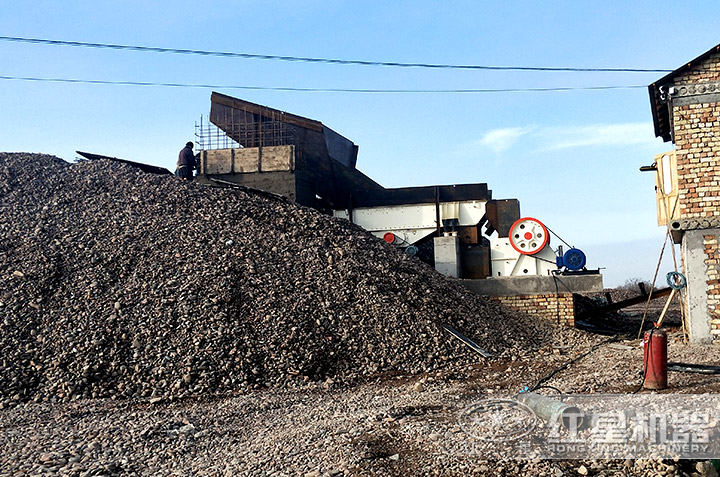 青石破碎機(jī)作業(yè)現(xiàn)場(chǎng) 青石破碎機(jī)作業(yè)現(xiàn)場(chǎng)