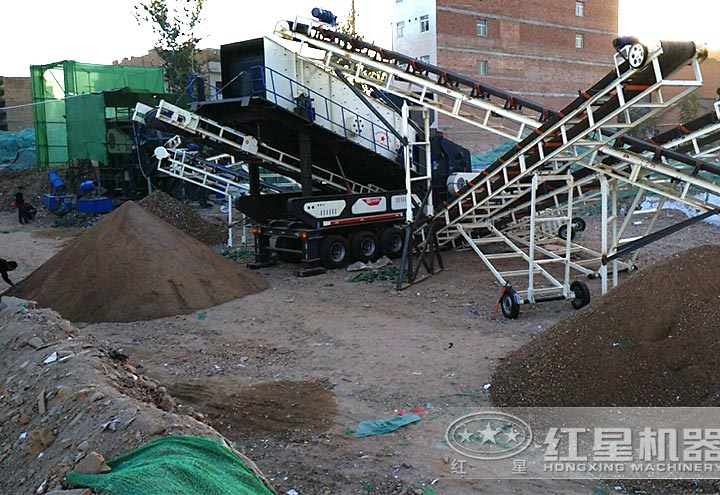 移動(dòng)式制砂機(jī)作業(yè)現(xiàn)場(chǎng) 移動(dòng)式制砂機(jī)作業(yè)現(xiàn)場(chǎng)