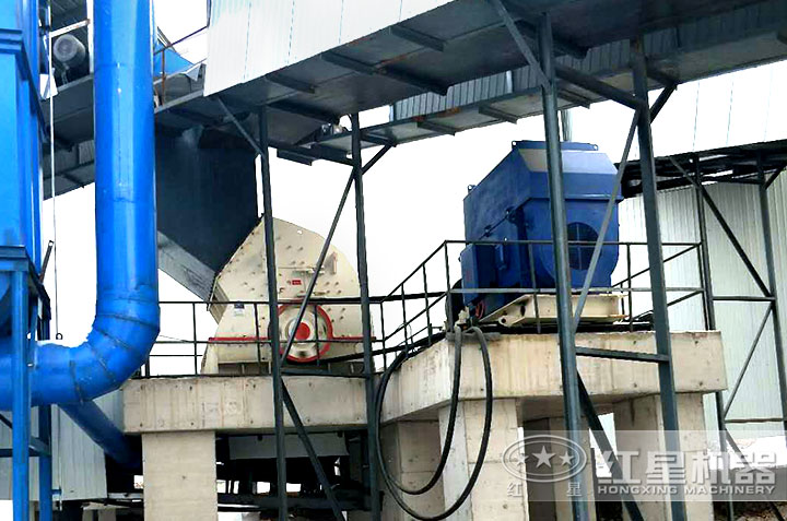 重錘式破碎機(jī)作業(yè)現(xiàn)場 重錘式破碎機(jī)作業(yè)現(xiàn)場