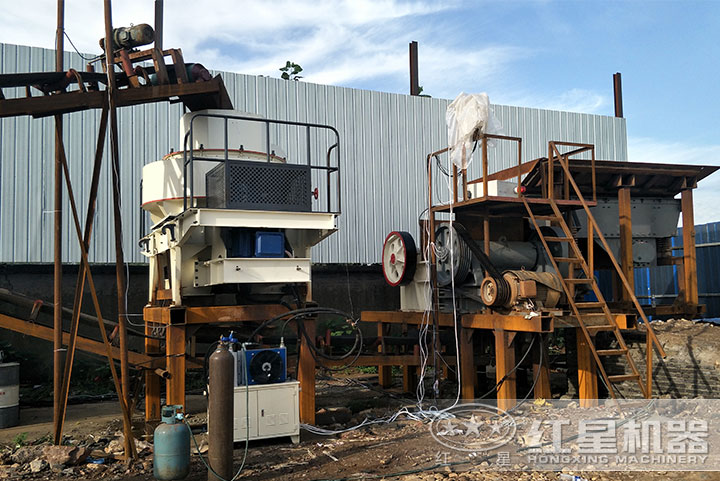 大型磨砂機(jī)作業(yè)現(xiàn)場(chǎng) 大型磨砂機(jī)作業(yè)現(xiàn)場(chǎng)