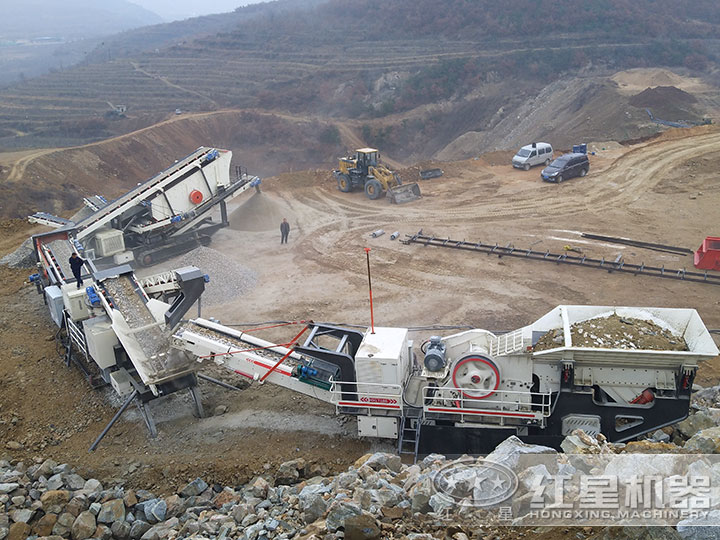 流動磕石機生產(chǎn)現(xiàn)場 流動磕石機生產(chǎn)現(xiàn)場