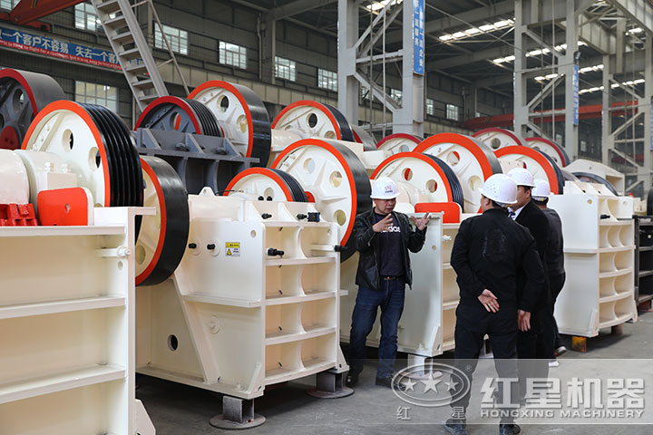 湖南客戶到廠考察鏡鐵礦加工設(shè)備 湖南客戶到廠考察鏡鐵礦加工設(shè)備