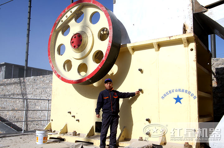 顎式破碎機(jī)安裝現(xiàn)場(chǎng) 顎式破碎機(jī)安裝現(xiàn)場(chǎng)