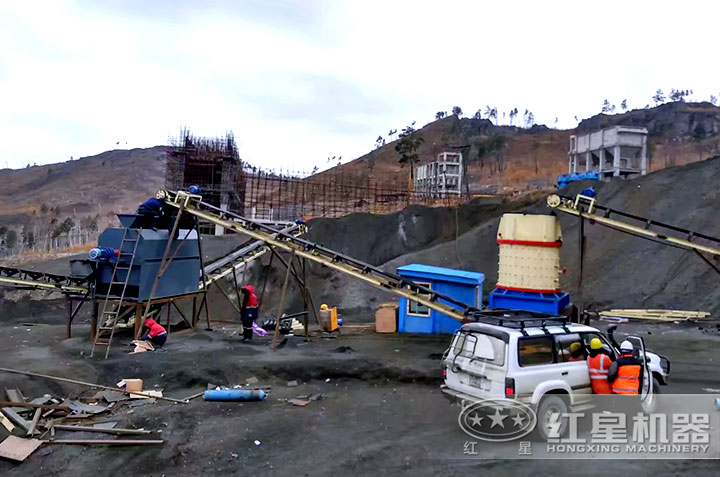 復(fù)合式破碎機作業(yè)現(xiàn)場 復(fù)合式破碎機作業(yè)現(xiàn)場