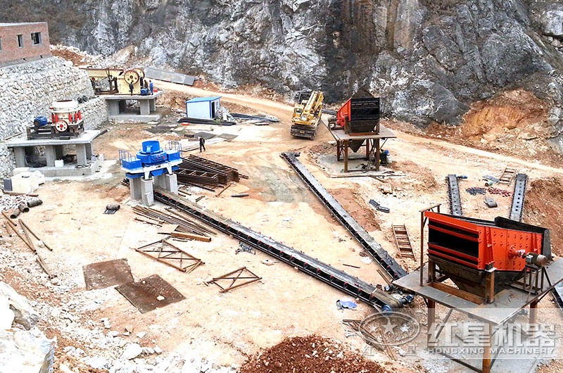 花崗巖制砂現(xiàn)場 花崗巖制砂現(xiàn)場