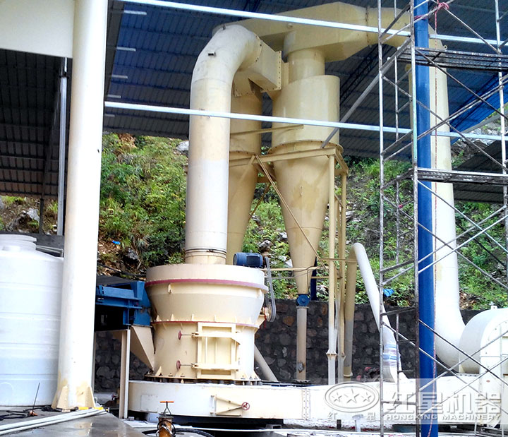白云石磨粉機(jī)作業(yè)現(xiàn)場(chǎng) 白云石磨粉機(jī)作業(yè)現(xiàn)場(chǎng)