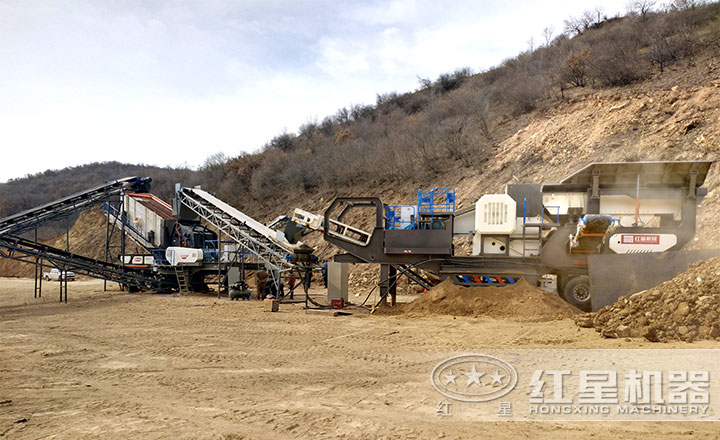 移動破碎設備兩臺聯(lián)機現(xiàn)場 移動破碎設備兩臺聯(lián)機現(xiàn)場