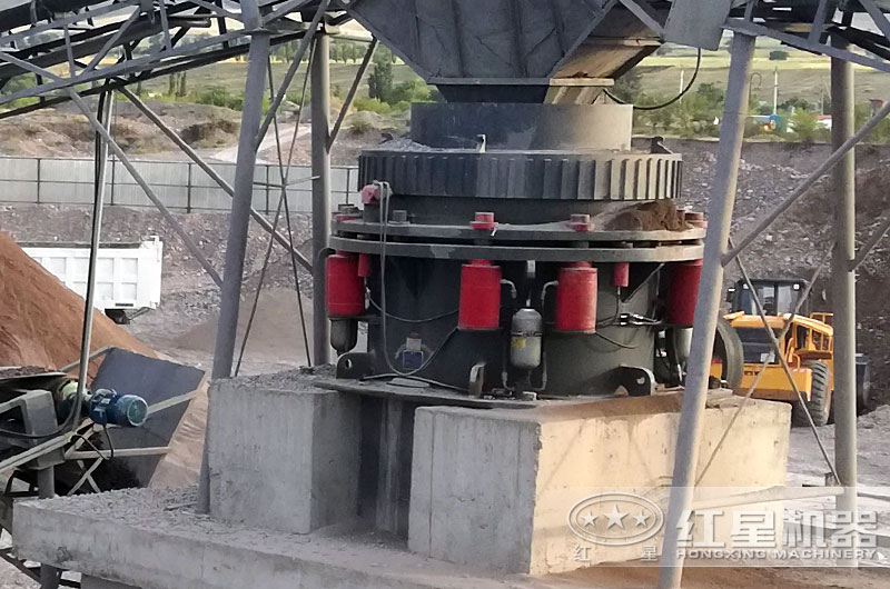 圓錐破碎機(jī)作業(yè)現(xiàn)場(chǎng) 圓錐破碎機(jī)作業(yè)現(xiàn)場(chǎng)