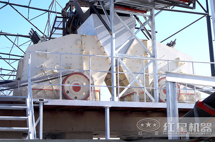 反擊式破碎機(jī)作業(yè)現(xiàn)場 反擊式破碎機(jī)作業(yè)現(xiàn)場