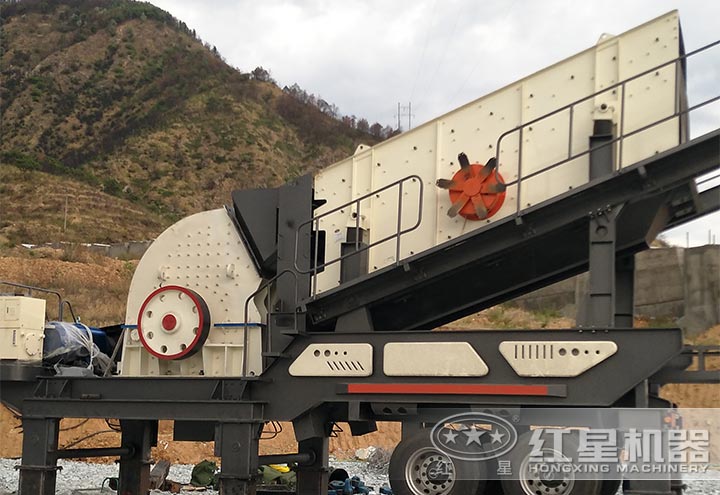 移動重錘式碎石機(jī)作業(yè)現(xiàn)場 移動重錘式碎石機(jī)作業(yè)現(xiàn)場