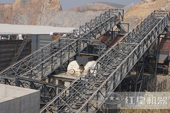 青石粉碎現(xiàn)場 青石粉碎現(xiàn)場