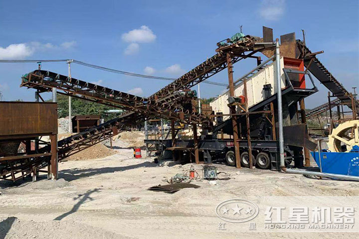 移動(dòng)鵝卵石破碎制沙現(xiàn)場 移動(dòng)鵝卵石破碎制沙現(xiàn)場