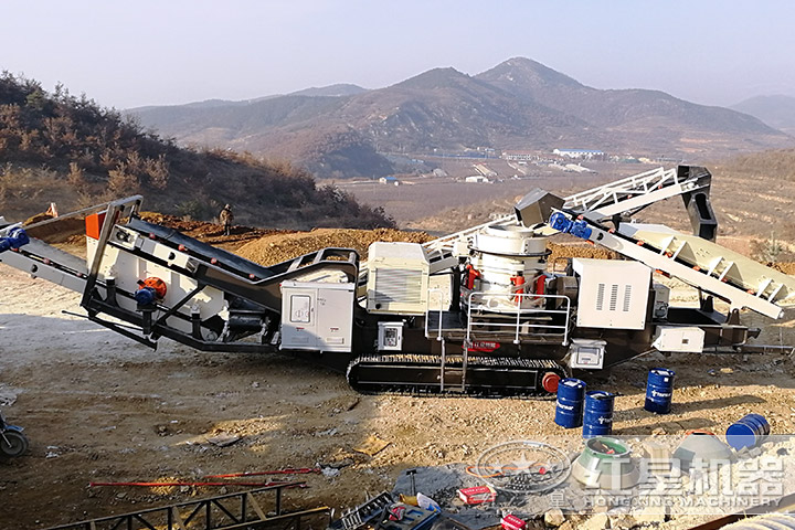 大型流動磕石機安裝現(xiàn)場 大型流動磕石機安裝現(xiàn)場