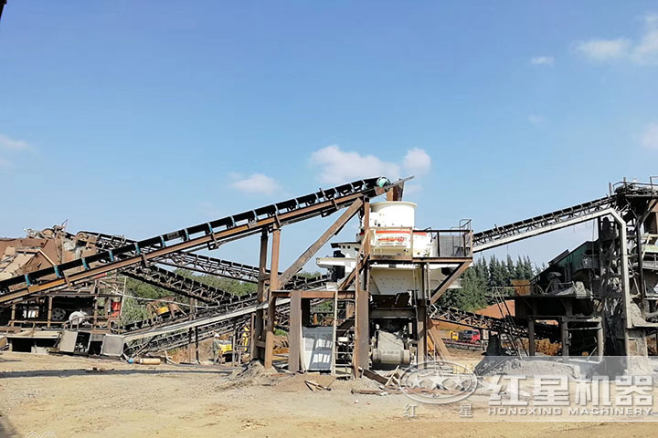 人工制沙現(xiàn)場(chǎng) 人工制沙現(xiàn)場(chǎng)