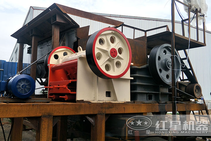顎式破碎機(jī)現(xiàn)場(chǎng) 顎式破碎機(jī)現(xiàn)場(chǎng)