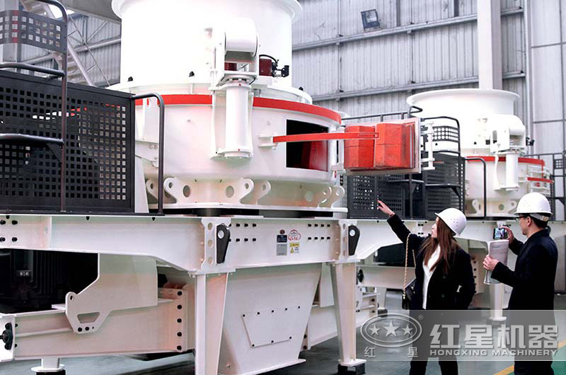 客戶正在參觀制砂機(jī) 客戶正在參觀制砂機(jī)