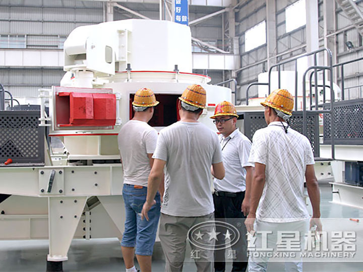 客戶參觀制砂機(jī) 客戶參觀制砂機(jī)