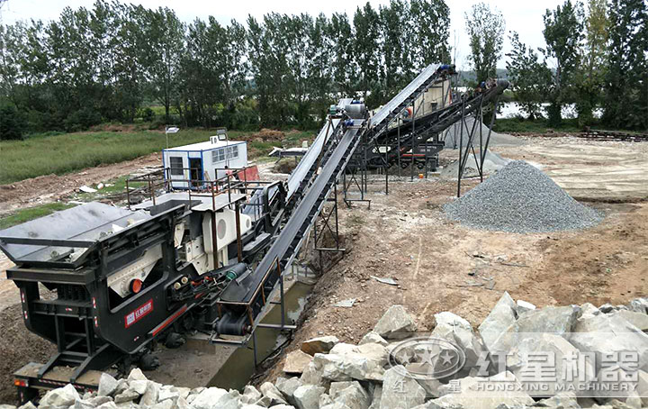 大型移動石頭碎沙機現(xiàn)場 大型移動石頭碎沙機現(xiàn)場