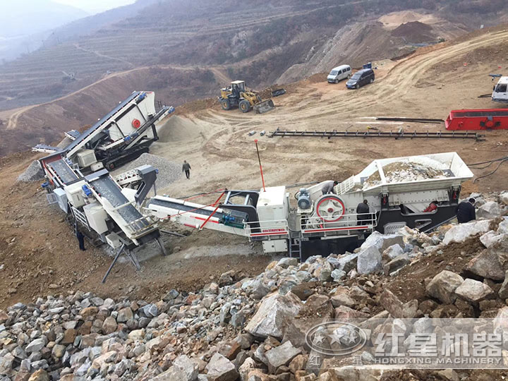 大型移動石頭碎沙機現(xiàn)場 大型移動石頭碎沙機現(xiàn)場