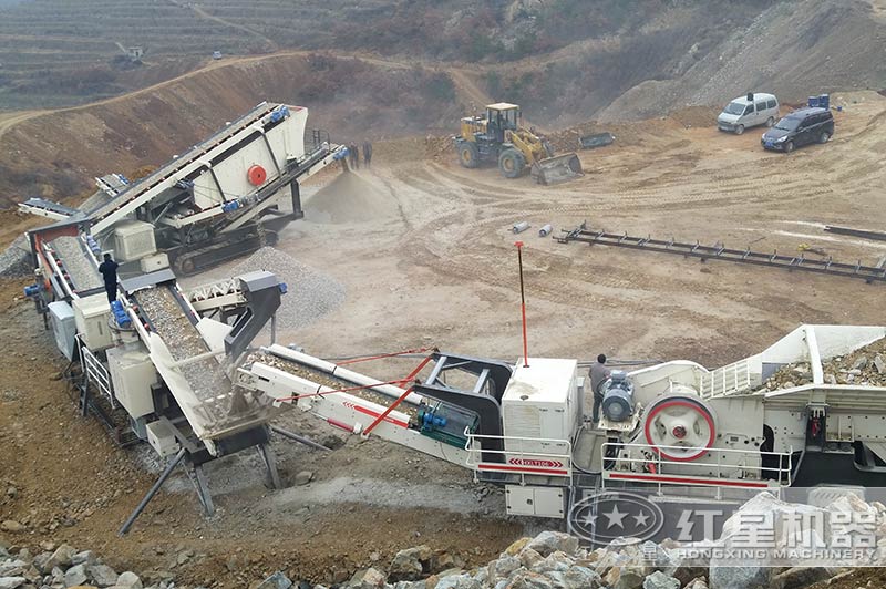 多臺(tái)移動(dòng)碎石機(jī)現(xiàn)場(chǎng) 多臺(tái)移動(dòng)碎石機(jī)現(xiàn)場(chǎng)