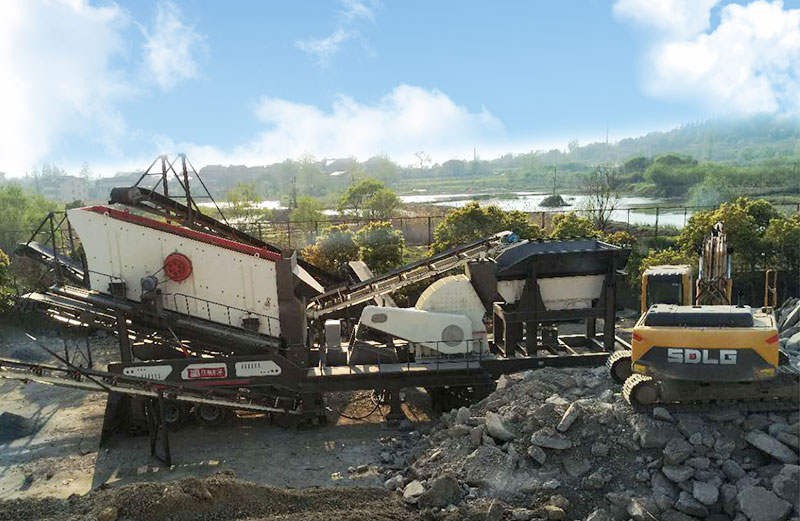 單臺(tái)移動(dòng)大型水泥塊粉碎機(jī)現(xiàn)場 單臺(tái)移動(dòng)大型水泥塊粉碎機(jī)現(xiàn)場