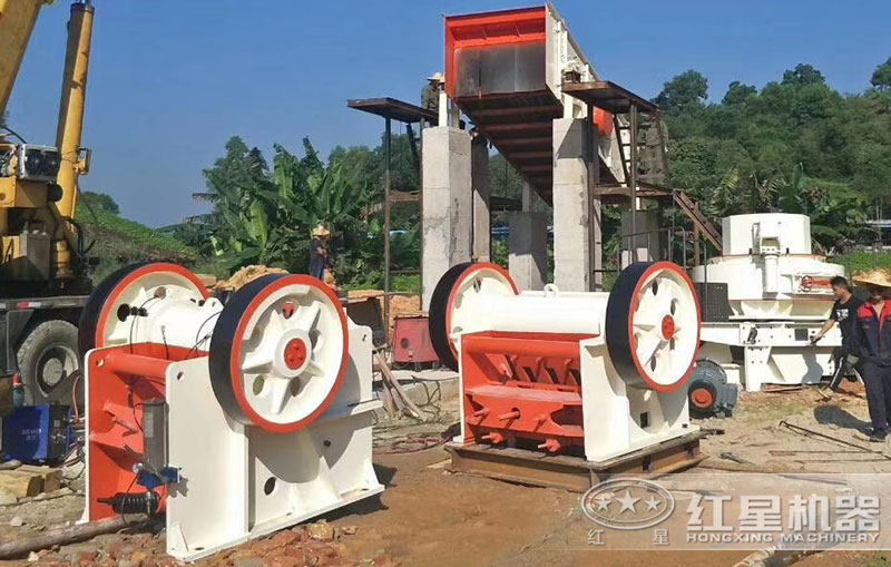 德版顎式破碎機(jī)現(xiàn)場 德版顎式破碎機(jī)現(xiàn)場