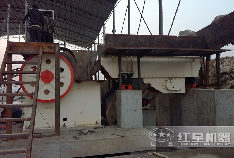顎式破碎機(jī)現(xiàn)場(chǎng) 顎式破碎機(jī)現(xiàn)場(chǎng)