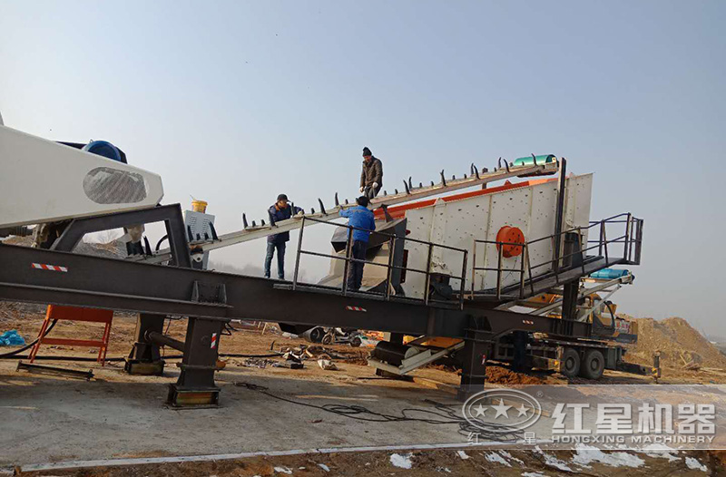 山東濰坊移動破碎機(jī)安裝現(xiàn)場 山東濰坊移動破碎機(jī)安裝現(xiàn)場