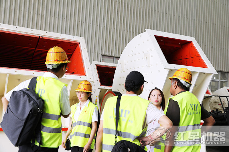 客戶參觀錘破生產(chǎn)車間 客戶參觀錘破生產(chǎn)車間